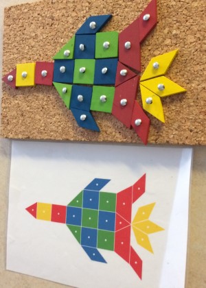 Ett barn har konstruerat lika efter en bild och byggt en fågel med geometriska former
